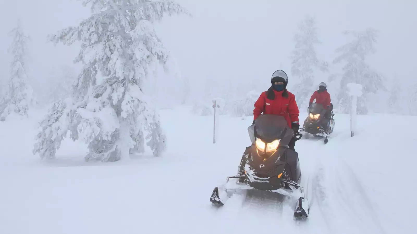 Sneeuwscootersafari met authentiek netvissen