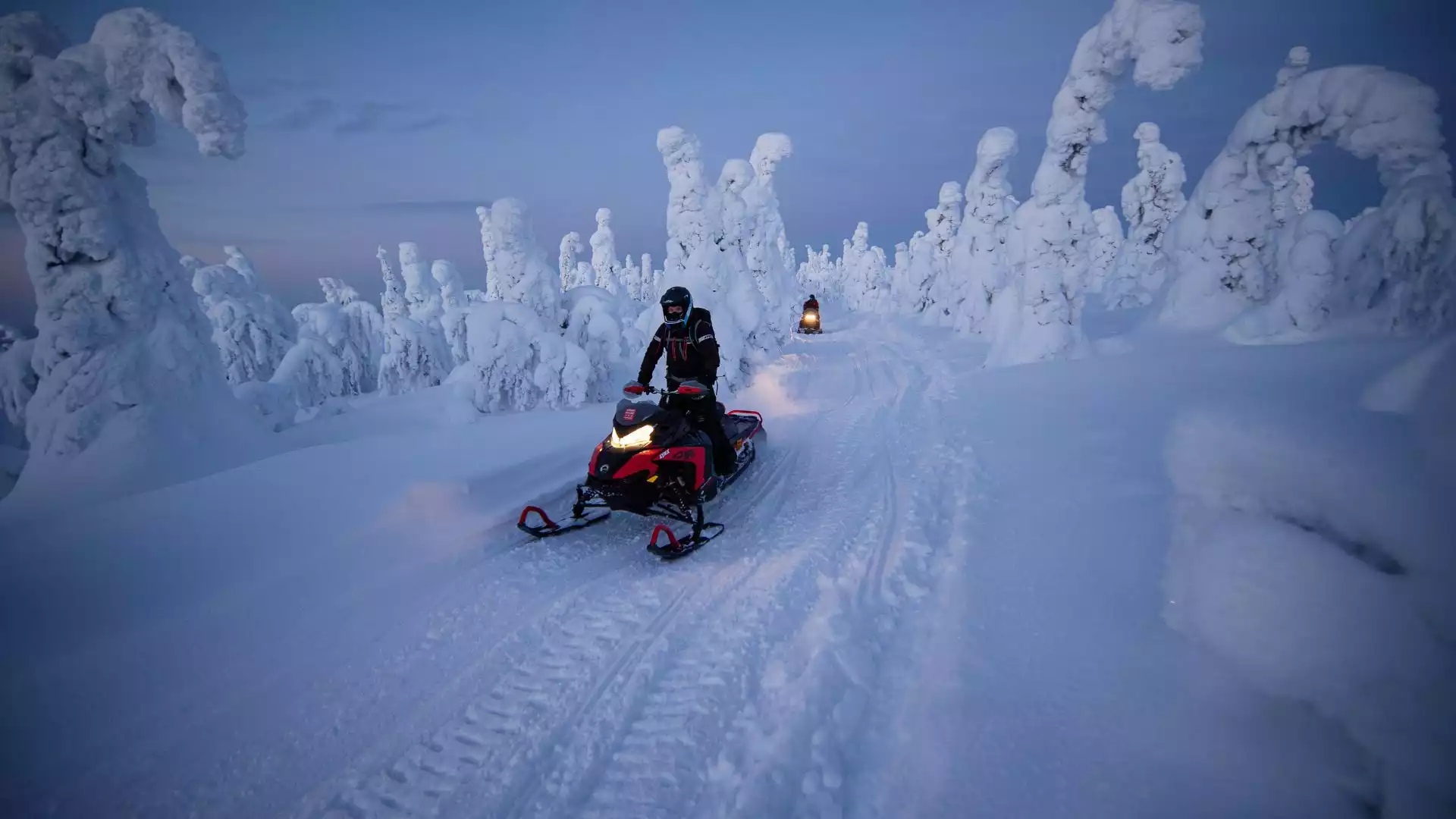 Met de sneeuwscooter door winterwonderland