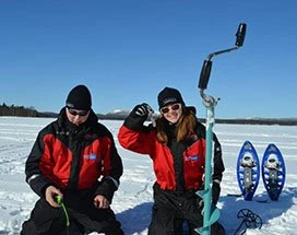 ruka-ijsvissen-bevroren-meer